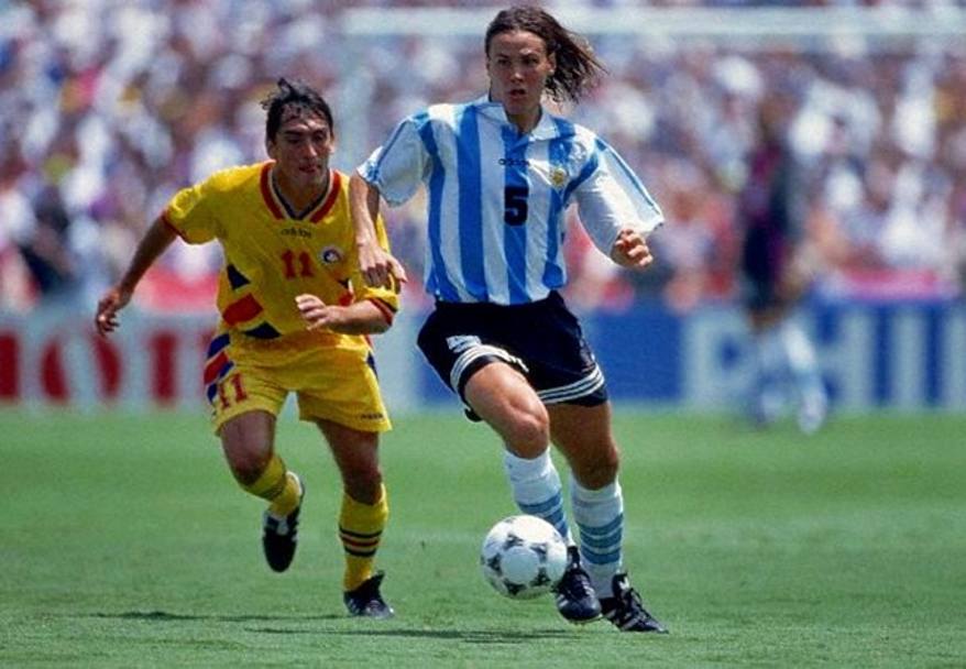 Fernando Redondo, classe pura. A centrocampo illumina. E detta i tempi. Peccato che non abbia partecipato ai Mondiali 1990 per ch impegnato nei suoi studi di economia  e a quelli del 1998  quando viene punito dal c.t. Passarella per non essersi tagliato i capelli. In totale, per lui, 29 presenze e un gol